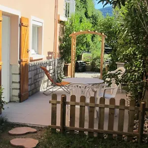Appartement T2 Refait A Neuf Avec Petit Jardin Et Parking, Millau